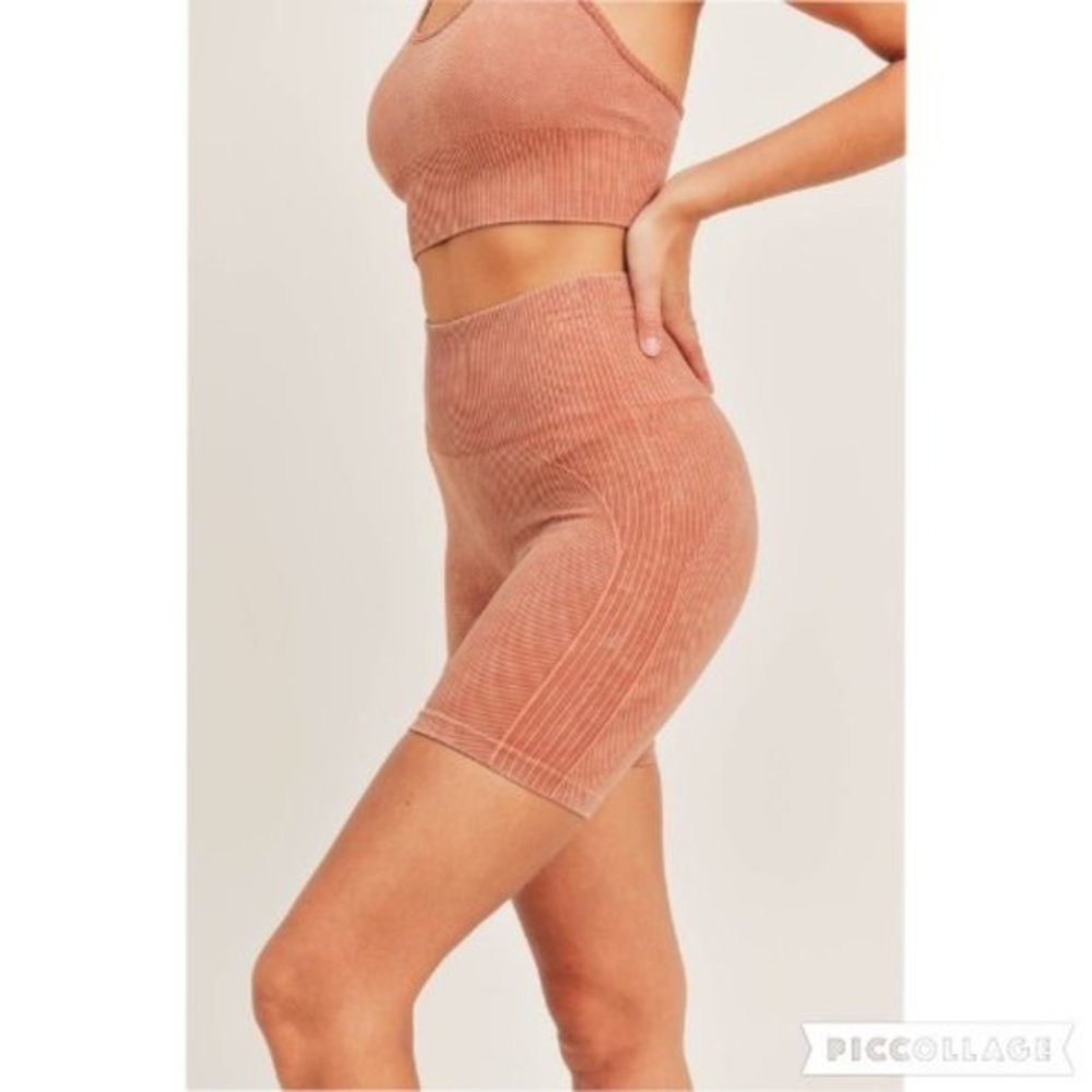 Multi-Ribbed Mineral-Washed Seamless Shorts